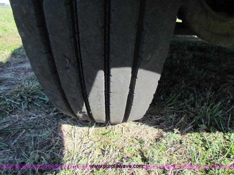 image for item E8123 2002 International 9900i semi truck