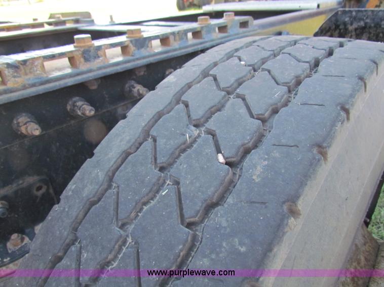 image for item E8123 2002 International 9900i semi truck