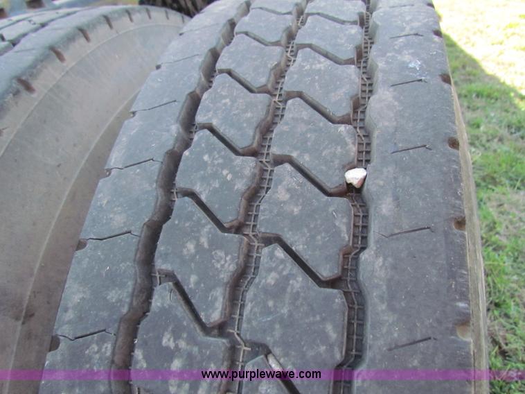 image for item E8123 2002 International 9900i semi truck