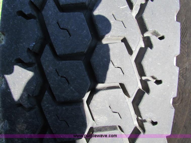 image for item E8123 2002 International 9900i semi truck