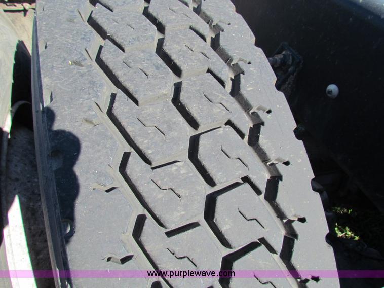 image for item E8123 2002 International 9900i semi truck