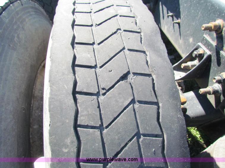 image for item E8123 2002 International 9900i semi truck