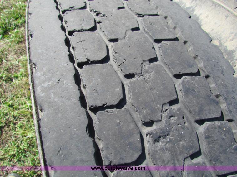 image for item E8123 2002 International 9900i semi truck