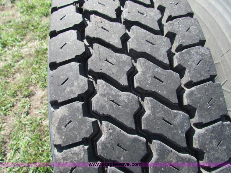 image for item E8123 2002 International 9900i semi truck