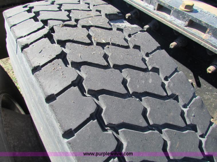 image for item E8123 2002 International 9900i semi truck