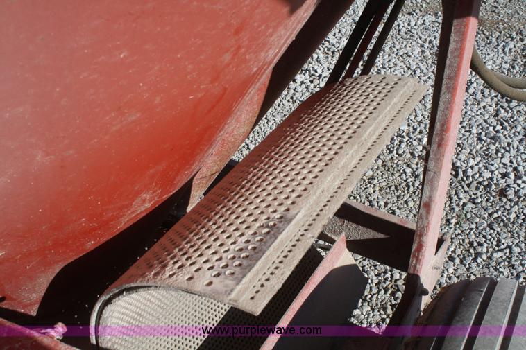 image for item F2718 Gehl 100 mixer/grinder