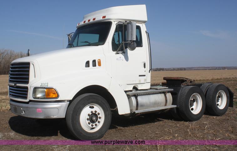 image for item F2771 2000 Sterling A9500 semi truck
