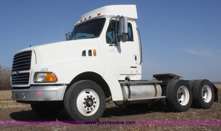 image for item F2771 2000 Sterling A9500 semi truck