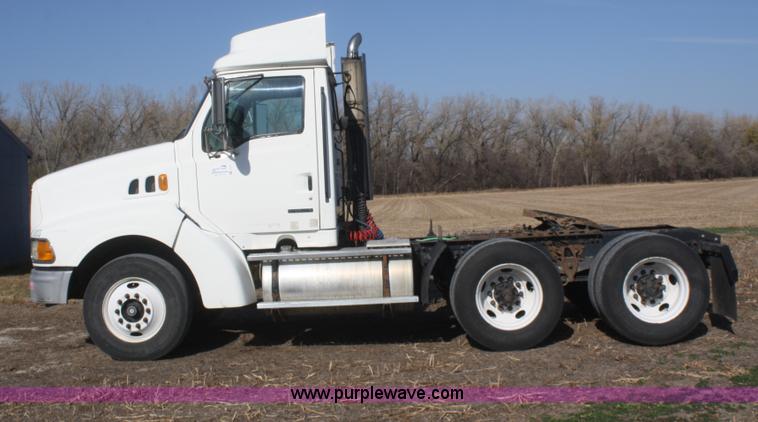 image for item F2771 2000 Sterling A9500 semi truck