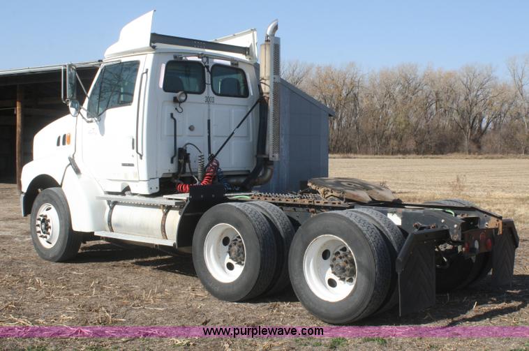 image for item F2771 2000 Sterling A9500 semi truck