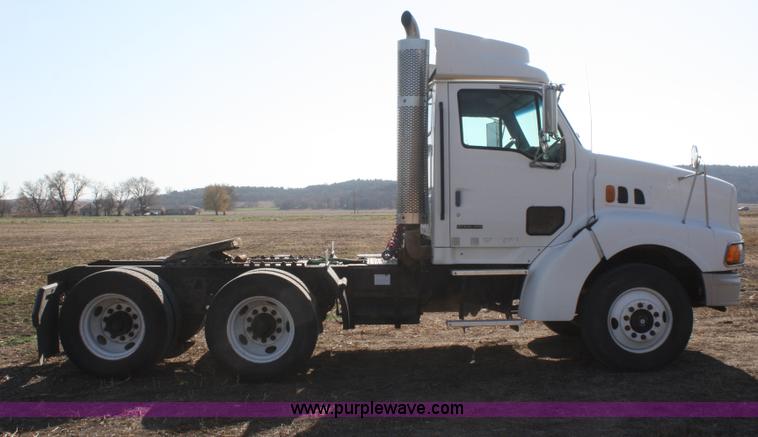 image for item F2771 2000 Sterling A9500 semi truck