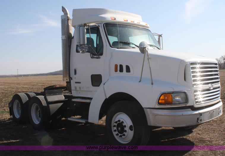 image for item F2771 2000 Sterling A9500 semi truck