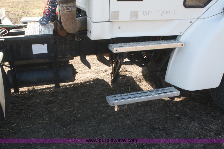 image for item F2771 2000 Sterling A9500 semi truck