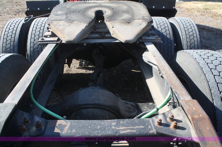 image for item F2771 2000 Sterling A9500 semi truck