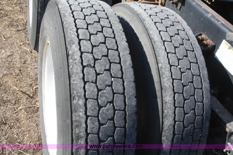 image for item F2771 2000 Sterling A9500 semi truck