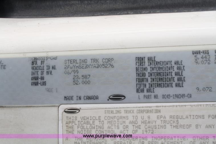 image for item F2771 2000 Sterling A9500 semi truck