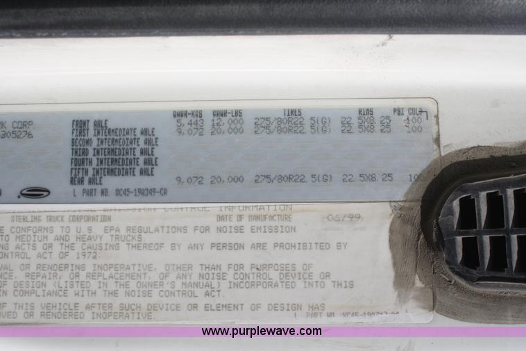 image for item F2771 2000 Sterling A9500 semi truck