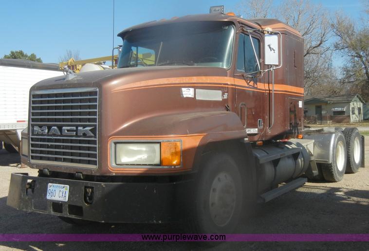 image for item G4692 1993 Mack CH613 semi truck
