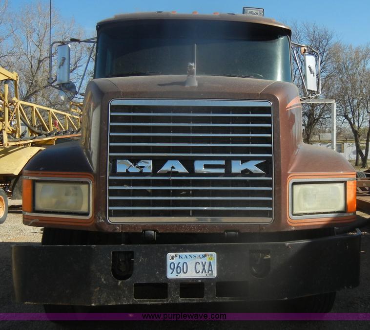 image for item G4692 1993 Mack CH613 semi truck
