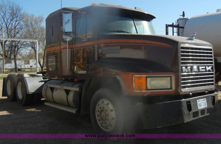 image for item G4692 1993 Mack CH613 semi truck