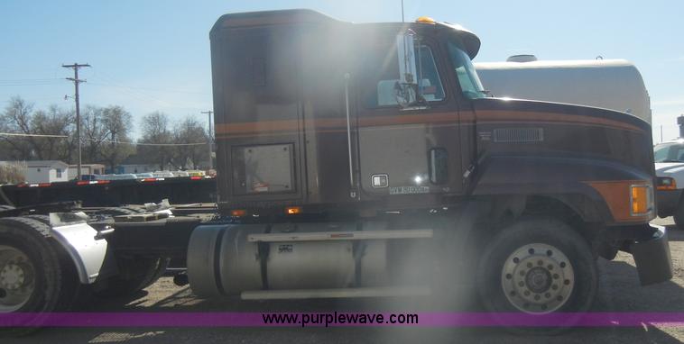 image for item G4692 1993 Mack CH613 semi truck