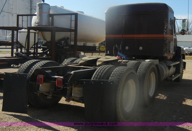 image for item G4692 1993 Mack CH613 semi truck