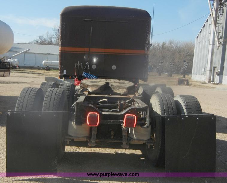 image for item G4692 1993 Mack CH613 semi truck