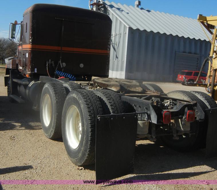 image for item G4692 1993 Mack CH613 semi truck