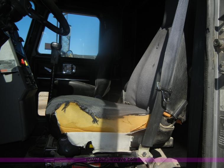 image for item G4692 1993 Mack CH613 semi truck