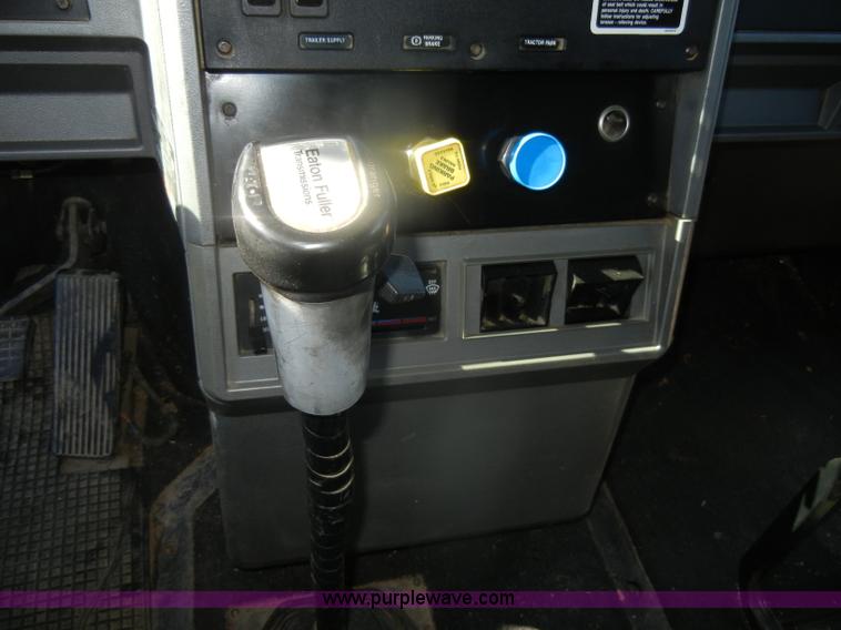 image for item G4692 1993 Mack CH613 semi truck