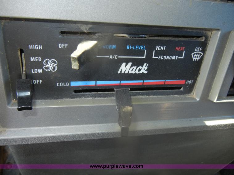 image for item G4692 1993 Mack CH613 semi truck