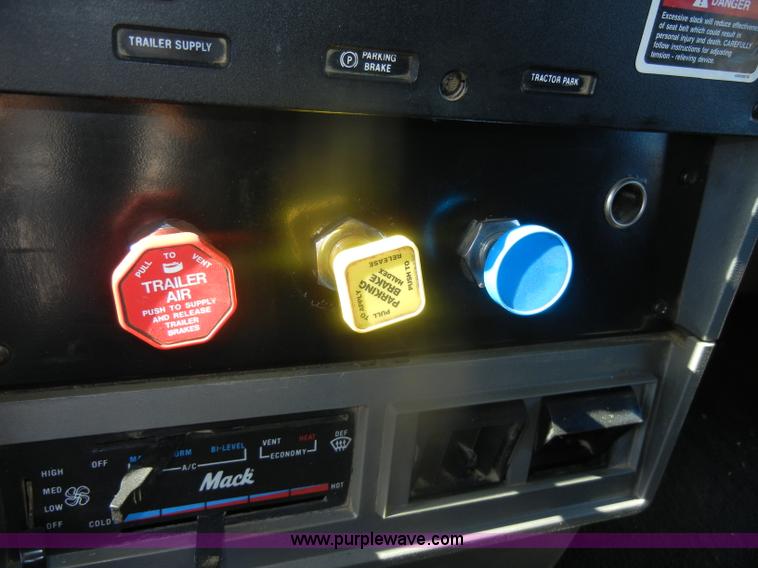 image for item G4692 1993 Mack CH613 semi truck