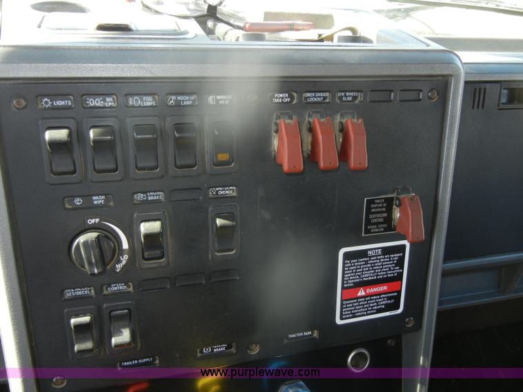 image for item G4692 1993 Mack CH613 semi truck