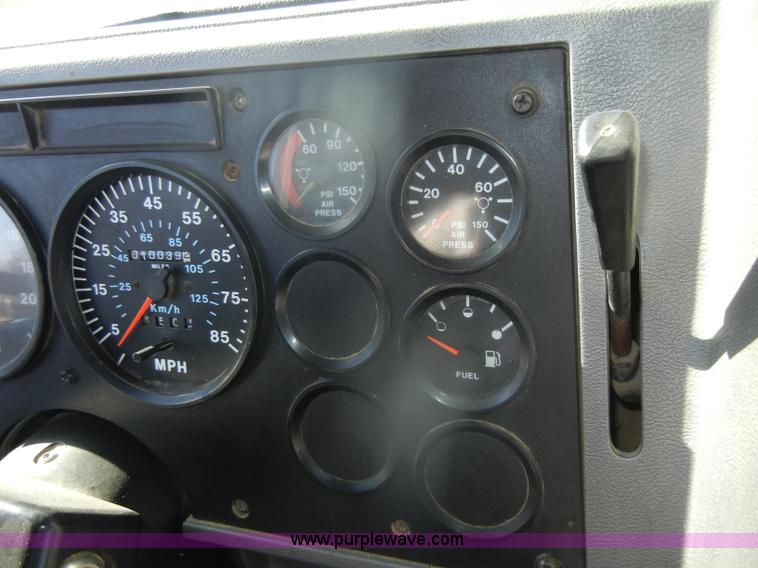 image for item G4692 1993 Mack CH613 semi truck