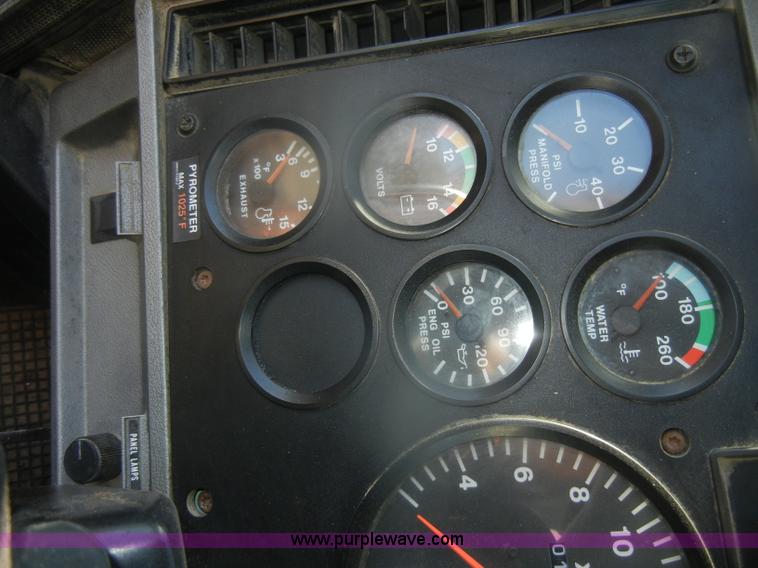 image for item G4692 1993 Mack CH613 semi truck