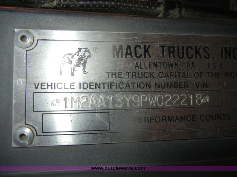 image for item G4692 1993 Mack CH613 semi truck