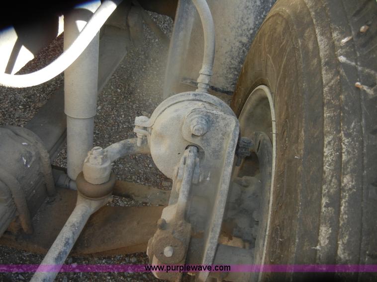 image for item G4692 1993 Mack CH613 semi truck