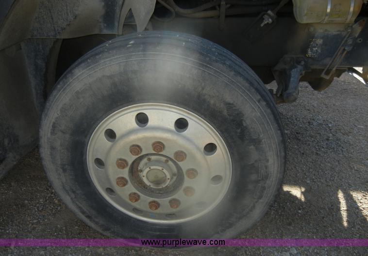 image for item G4692 1993 Mack CH613 semi truck