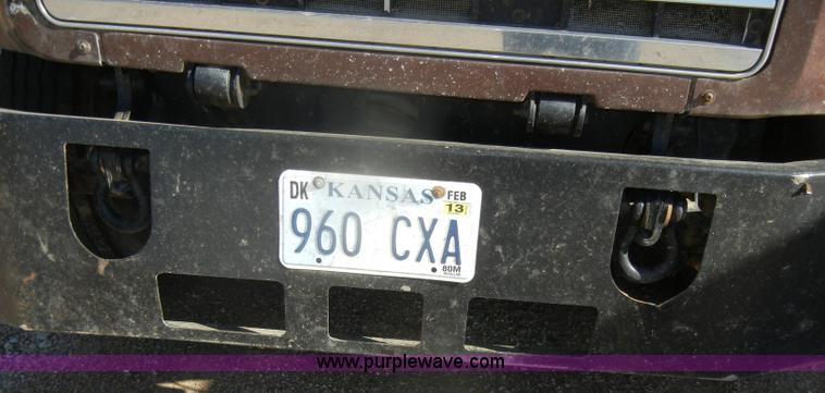 image for item G4692 1993 Mack CH613 semi truck