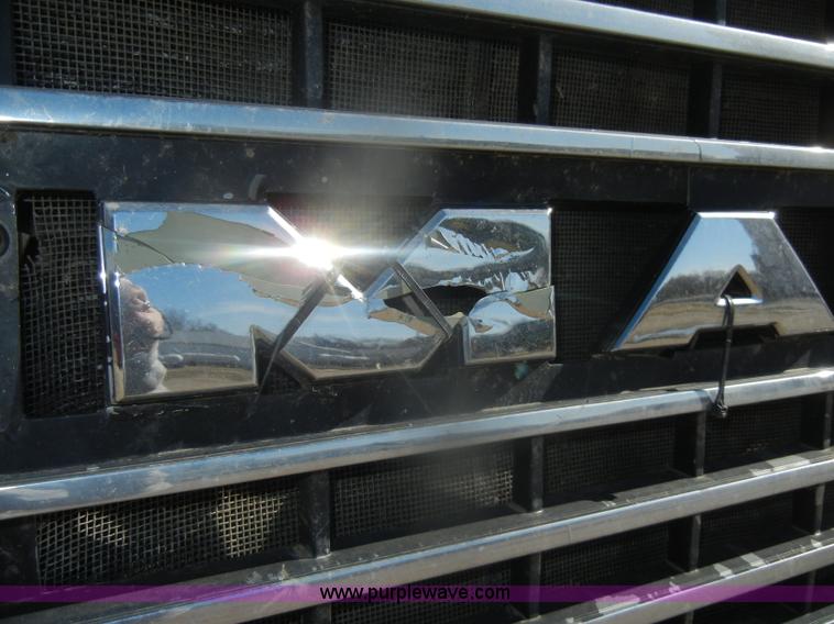 image for item G4692 1993 Mack CH613 semi truck