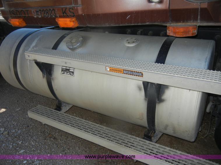 image for item G4692 1993 Mack CH613 semi truck