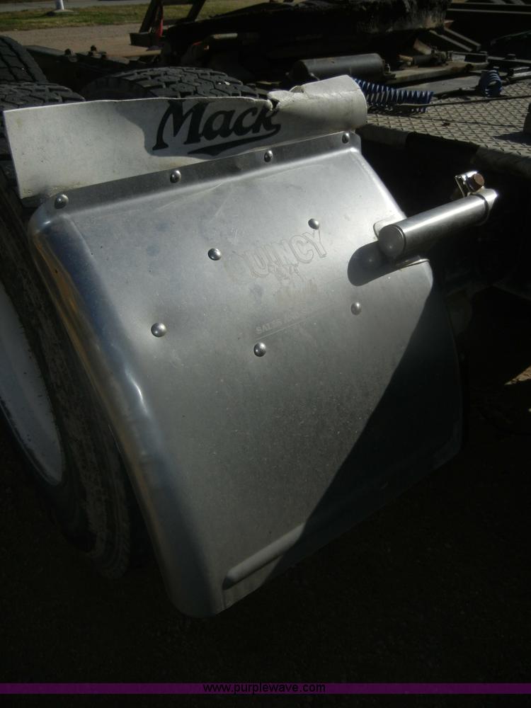 image for item G4692 1993 Mack CH613 semi truck