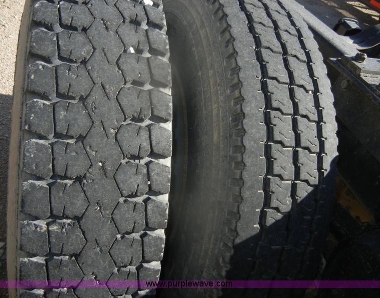 image for item G4692 1993 Mack CH613 semi truck