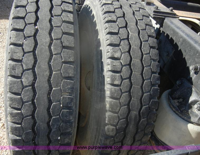 image for item G4692 1993 Mack CH613 semi truck