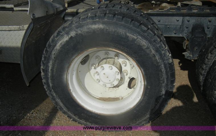 image for item G4692 1993 Mack CH613 semi truck