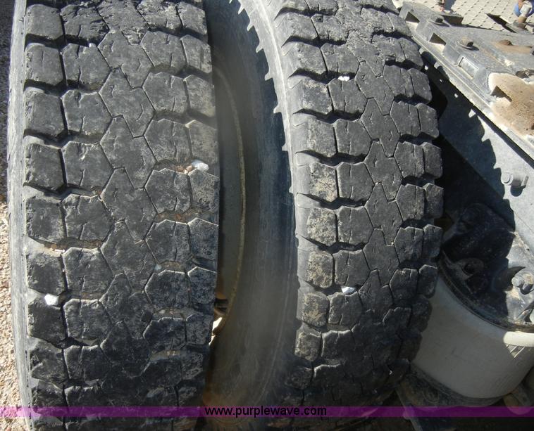 image for item G4692 1993 Mack CH613 semi truck