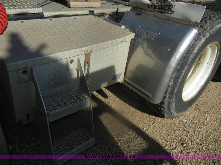 image for item G4692 1993 Mack CH613 semi truck