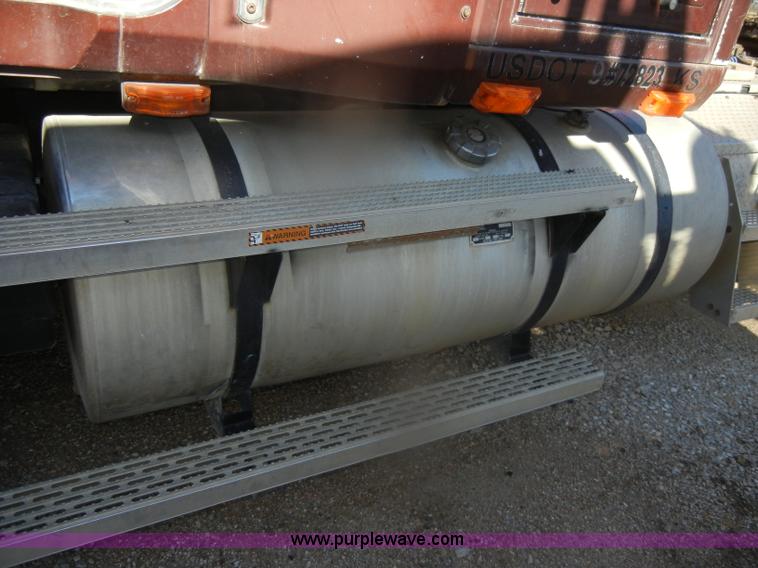 image for item G4692 1993 Mack CH613 semi truck