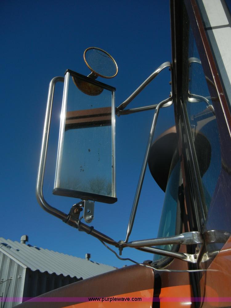 image for item G4692 1993 Mack CH613 semi truck