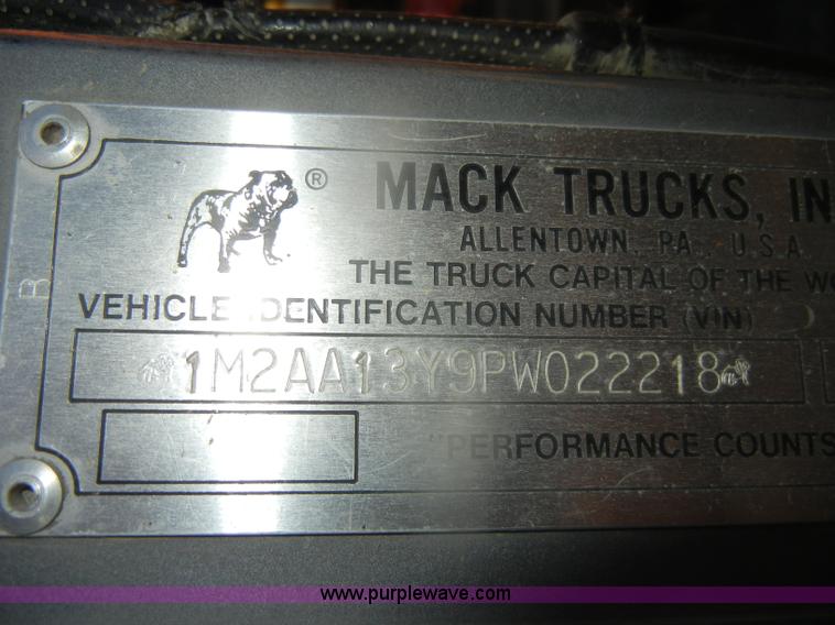image for item G4692 1993 Mack CH613 semi truck